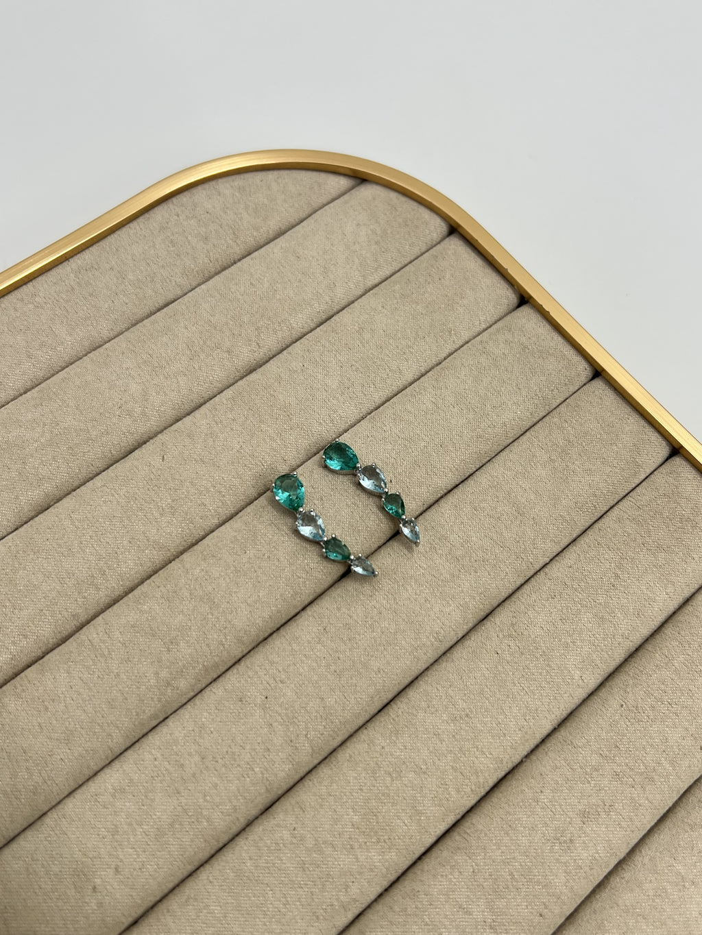 Brinco Ear Cuff Pedras Gota