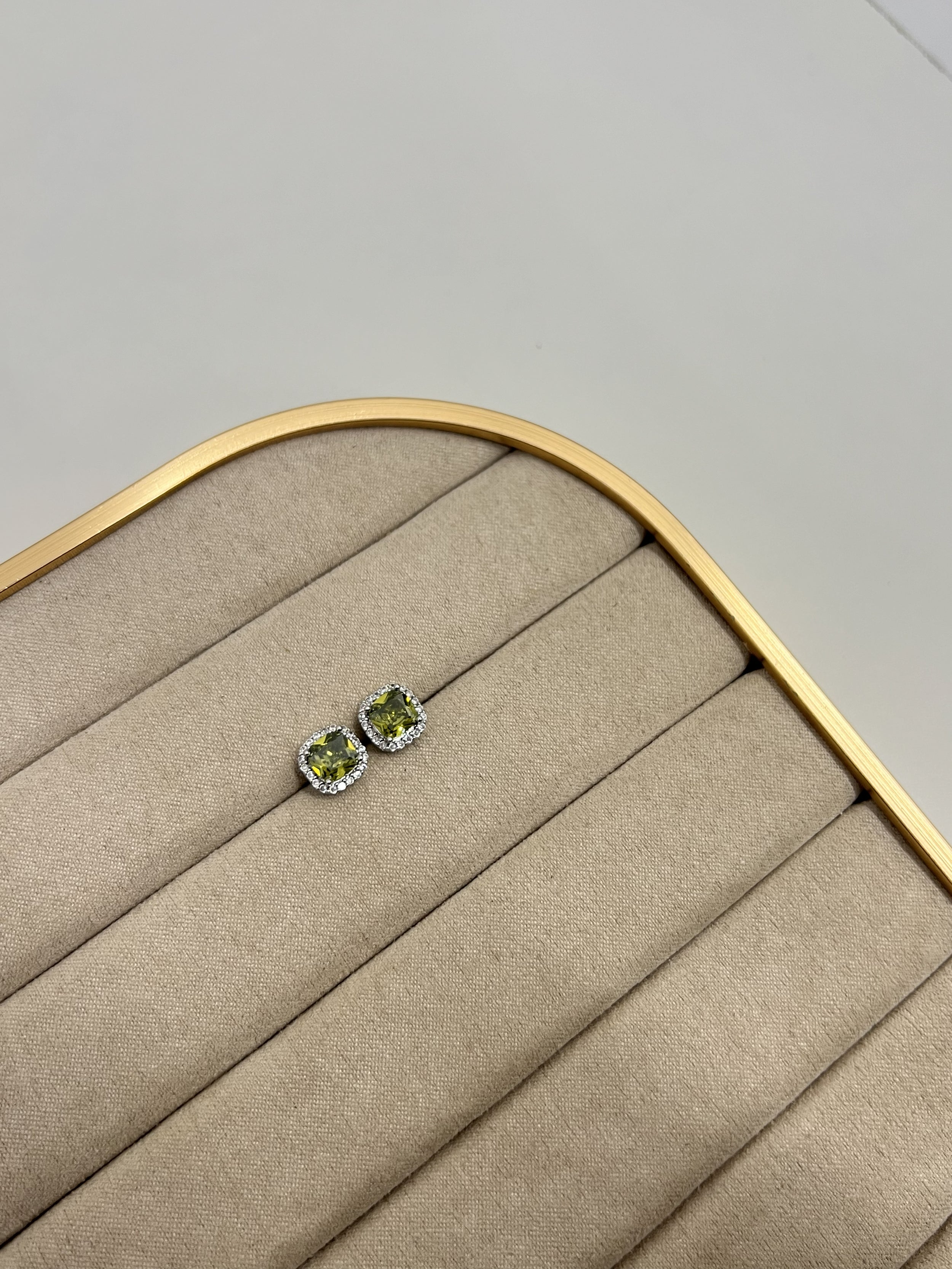 Brinco Ponto de Luz Quadrado Cravejado