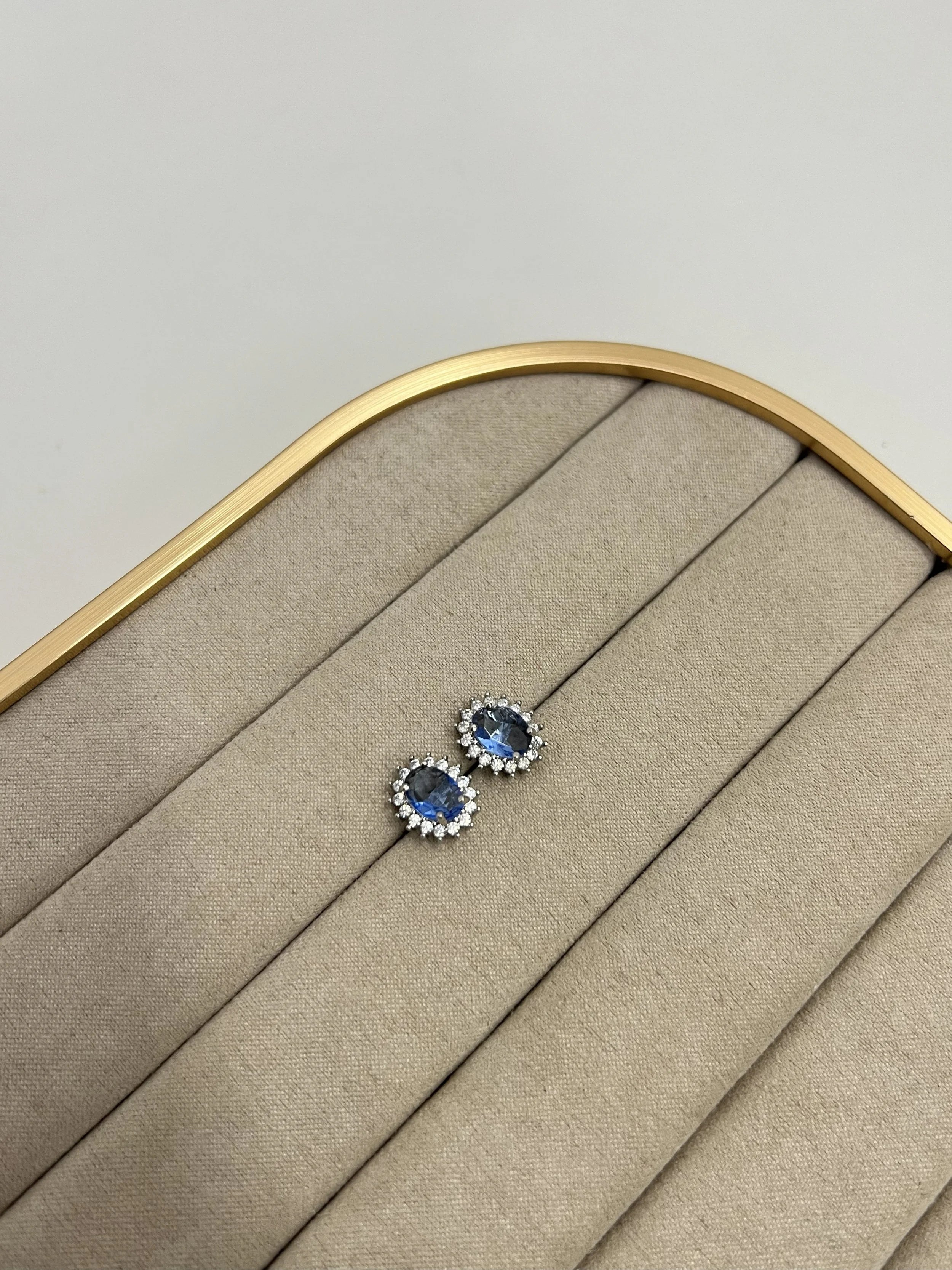Brinco Oval Cravejado